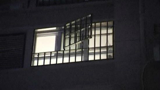 女孩所住的11楼房间防盗窗大开。